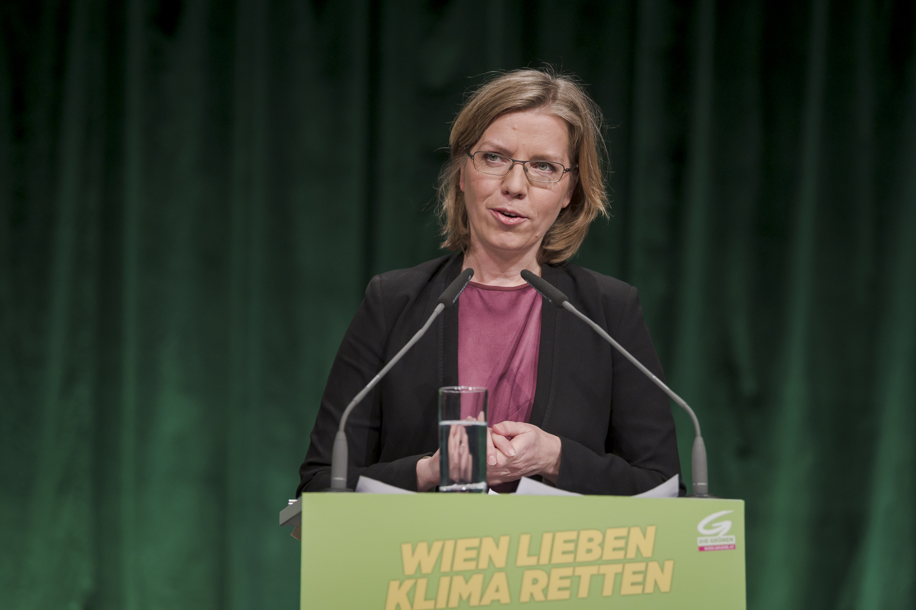 Мы на верном пути Леонор Гевесслер Министр по вопросам климатических мер, окружающей среды, энергетики, мобильности, инноваций и технологий Австрии